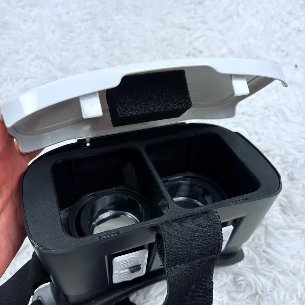 VR adjustable Headset in Black and White